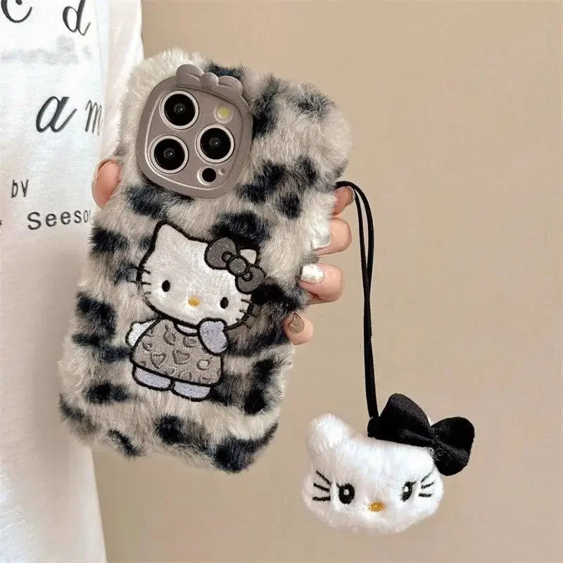 🧸 Capinha Kawaii de Pelúcia Hello Kitty com Pingente - Compatível com iPhone