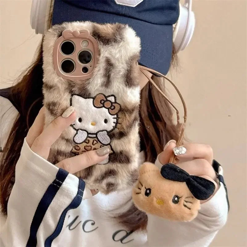 🧸 Capinha Kawaii de Pelúcia Hello Kitty com Pingente - Compatível com iPhone