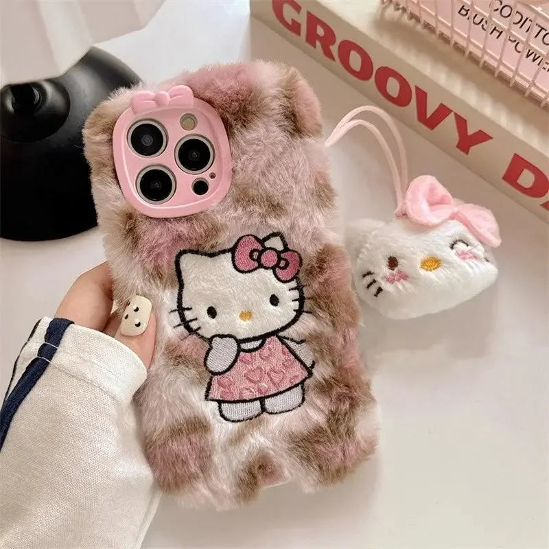 🧸 Capinha Kawaii de Pelúcia Hello Kitty com Pingente - Compatível com iPhone
