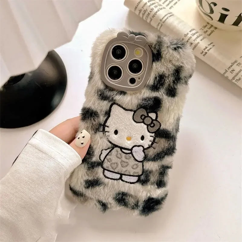 🧸 Capinha Kawaii de Pelúcia Hello Kitty com Pingente - Compatível com iPhone