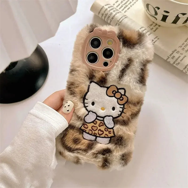 🧸 Capinha Kawaii de Pelúcia Hello Kitty com Pingente - Compatível com iPhone