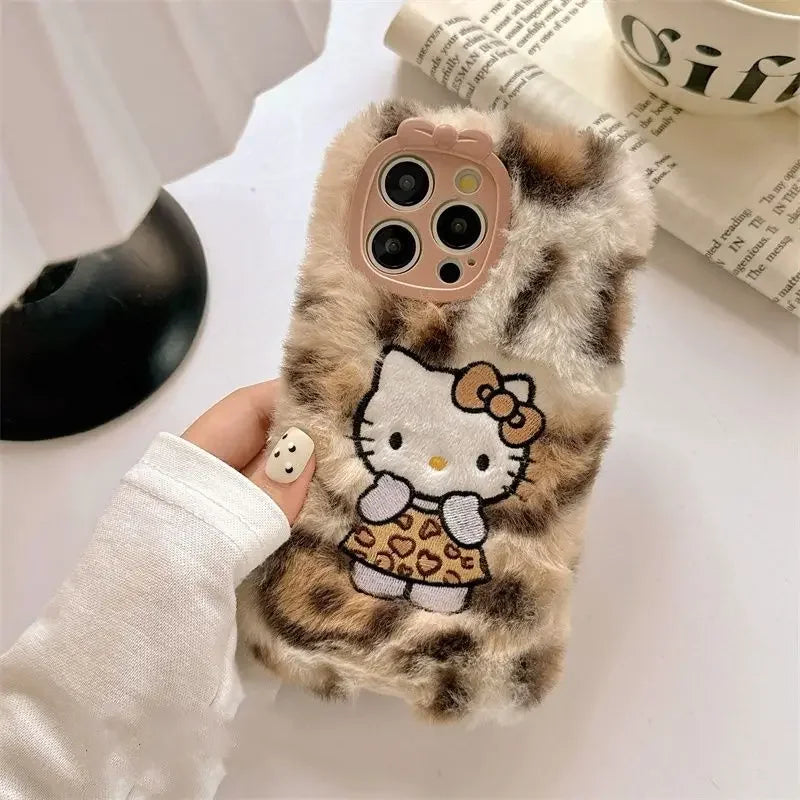🧸 Capinha Kawaii de Pelúcia Hello Kitty com Pingente - Compatível com iPhone